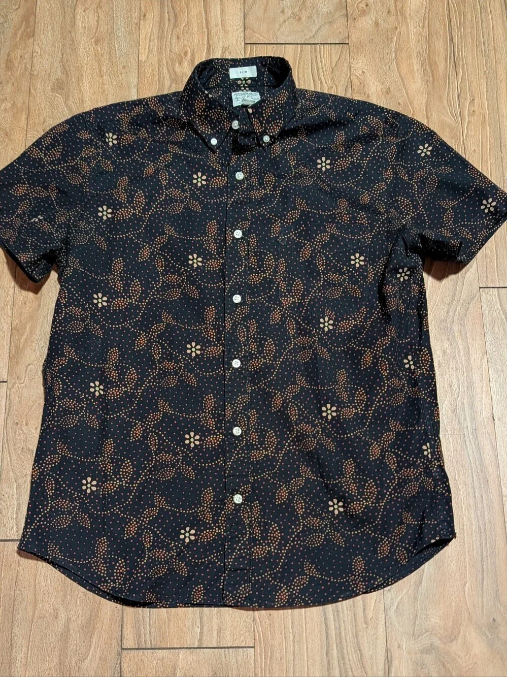Slim fit Short-Sleeve Button-Up Shirt - Black with Orange Dot Floral Pattern
